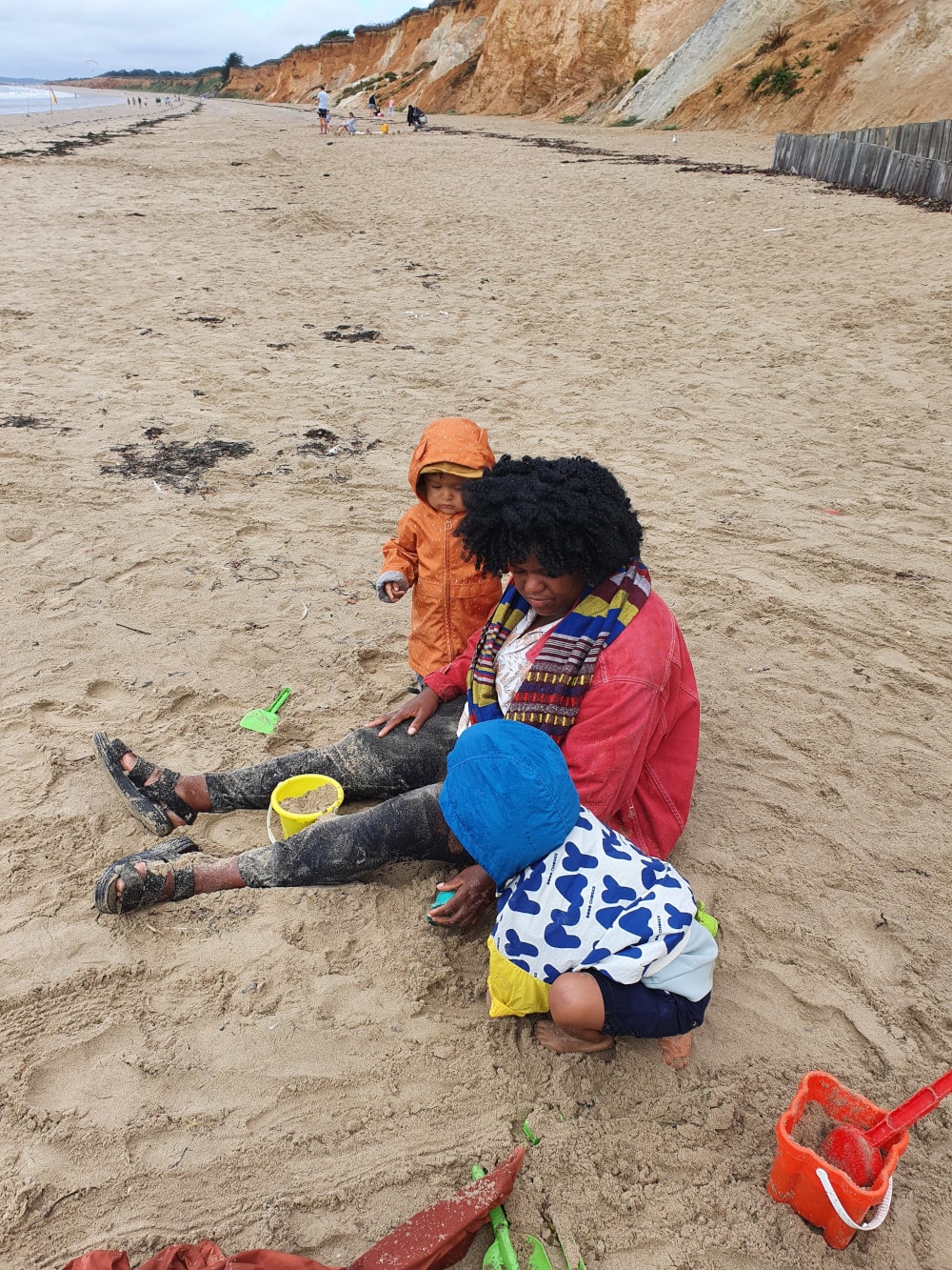 Edna et les enfants sur la plage